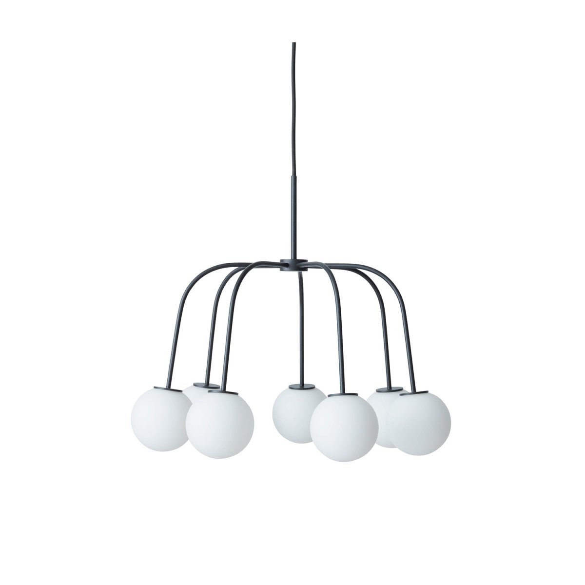 Waterfall Ø50 Zwart hanglamp Van CO Bankeryd - De plafondlamp past goed boven een eettafel in de keuken of eetkamer en vormt zo een sobere en moderne blikvanger in de kamer.
