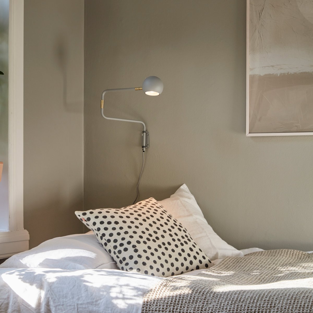 Yes! 62cm Grijs wandlamp Van CO Bankeryd - De 62 wandlamp kan in de woonkamer naast een bank of fauteuil worden gebruikt, maar ook in een gang of boven een dressoir, waar hij een moderne uitstraling aan de kamer geeft.