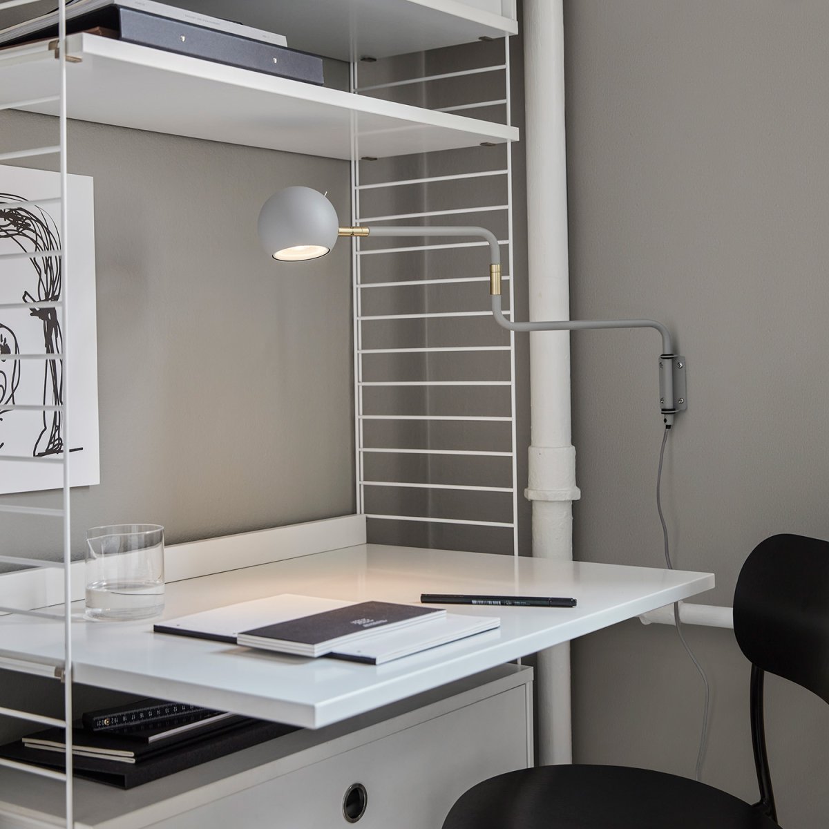 Yes! 62cm Grijs wandlamp Van CO Bankeryd - De 62 wandlamp kan in de woonkamer naast een bank of fauteuil worden gebruikt, maar ook in een gang of boven een dressoir, waar hij een moderne uitstraling aan de kamer geeft.