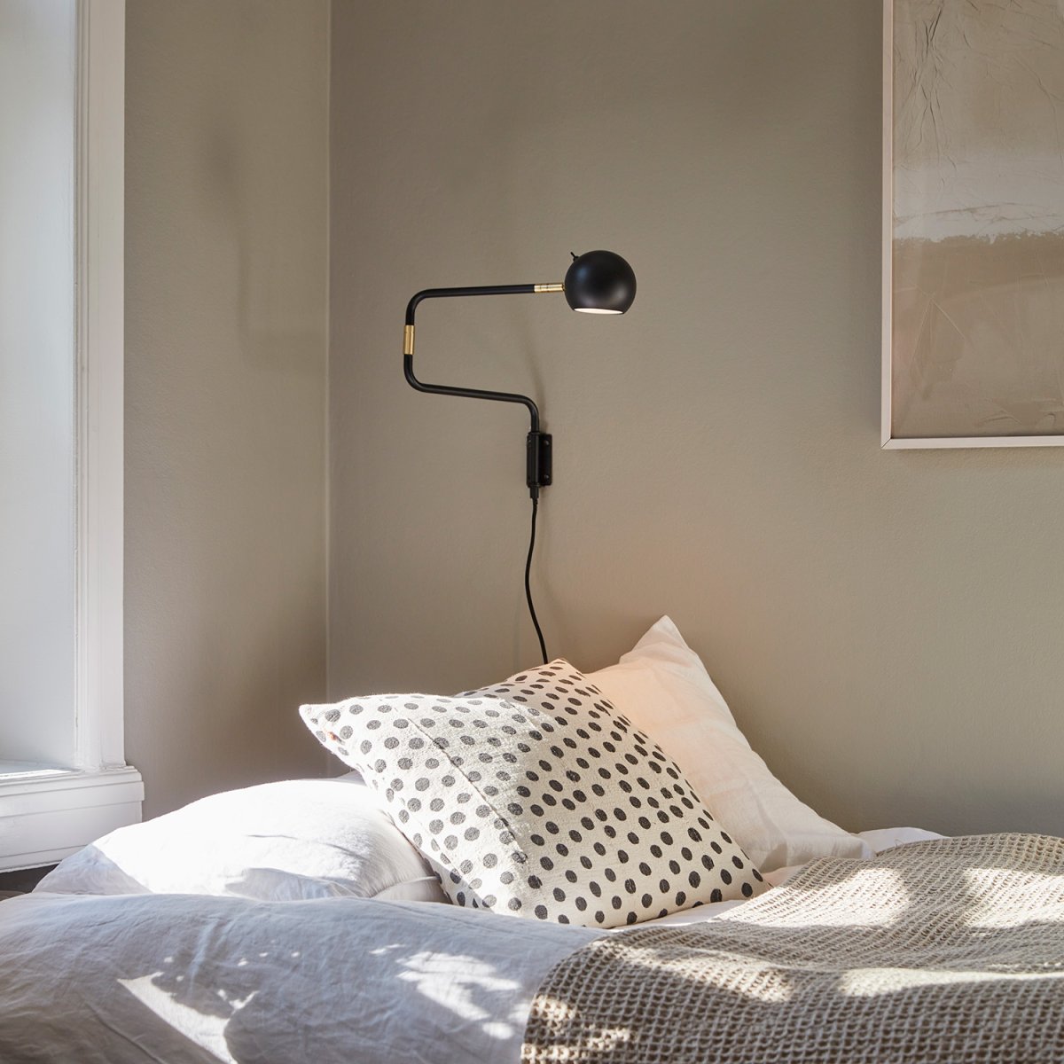 Yes! 62cm Antraciet wandlamp Van CO Bankeryd - De 62 wandlamp kan in de woonkamer naast een bank of fauteuil worden gebruikt, maar ook in een gang of boven een dressoir, waar hij een moderne uitstraling aan de kamer geeft.