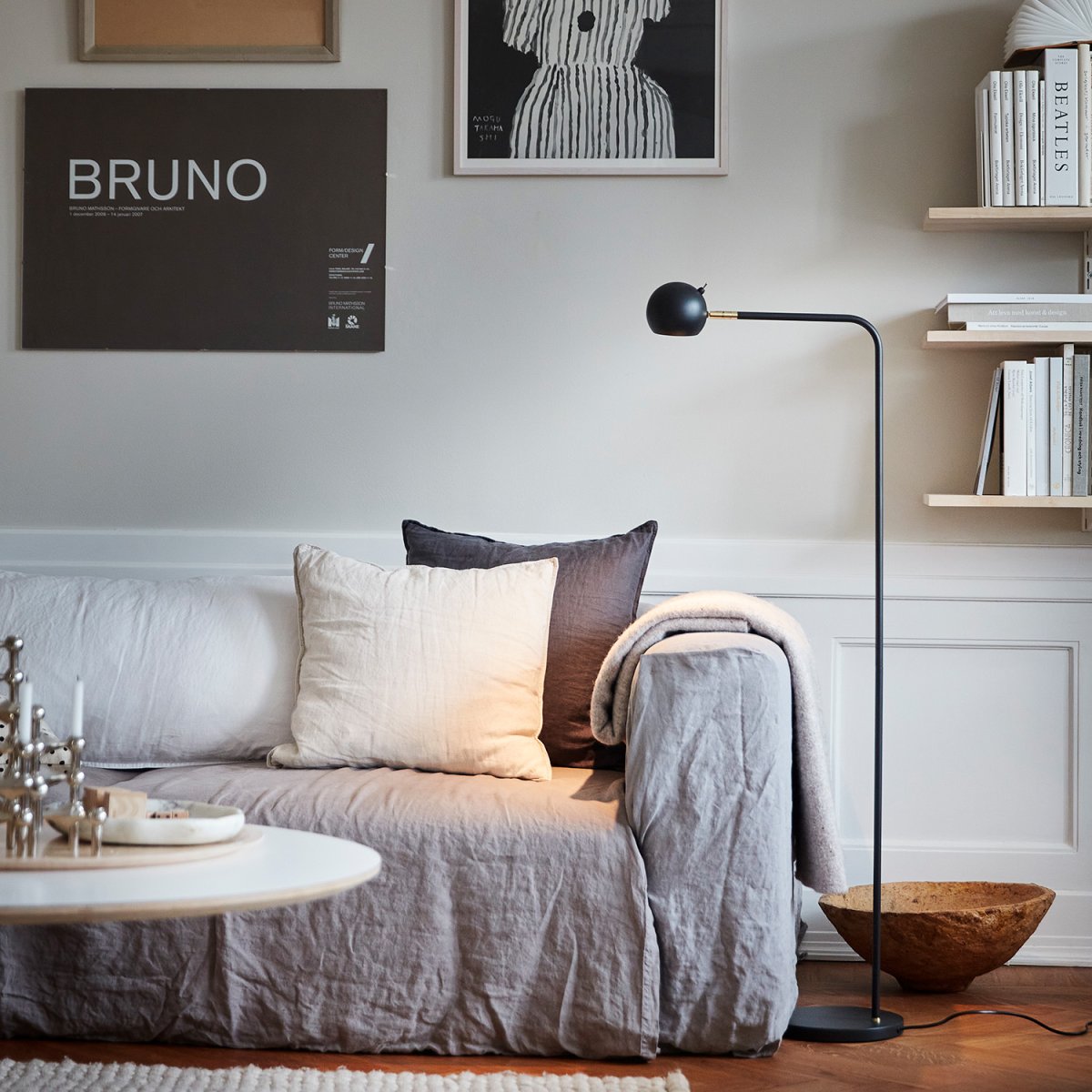 Yes! Antraciet vloerlamp Van CO Bankeryd - Het is 's avonds even functioneel om te lezen, maar het is ook een beeldhouwwerk dat overdag karakter aan de kamer geeft.