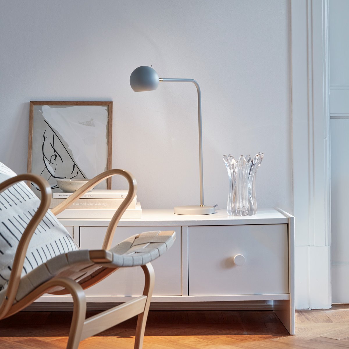 Yes! 54cm Grijs bureaulamp Van CO Bankeryd - Eveneens functioneel is de avondlezing, die sculpturaal is en karakter aan de kamer geeft.