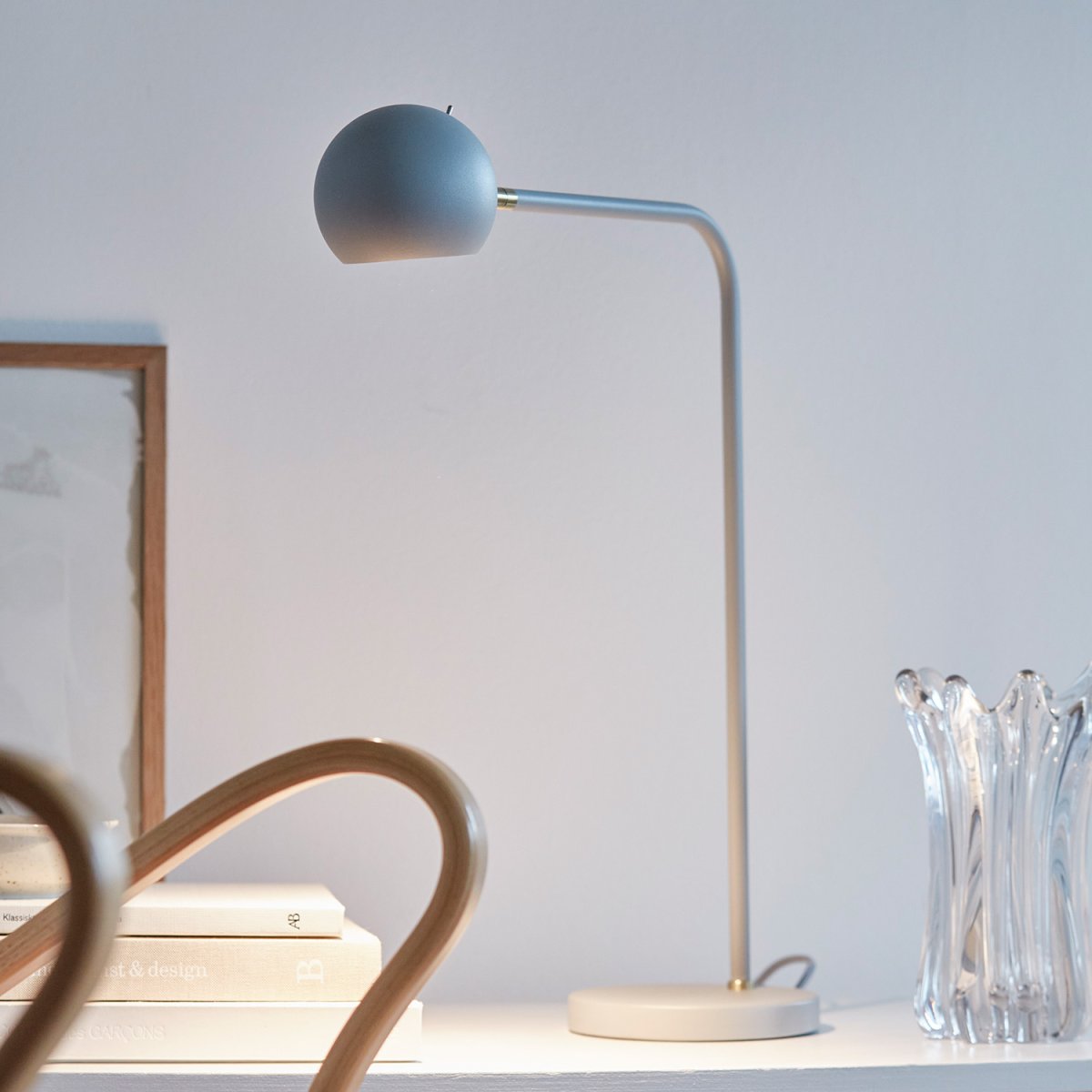 Yes! 54cm Grijs bureaulamp Van CO Bankeryd - Eveneens functioneel is de avondlezing, die sculpturaal is en karakter aan de kamer geeft.