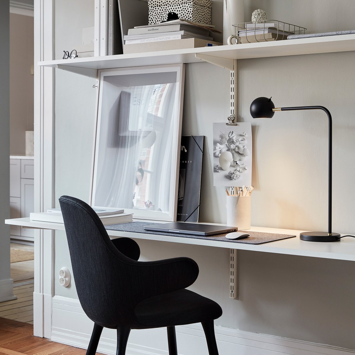 Yes! 54cm Antraciet bureaulamp Van CO Bankeryd - Eveneens functioneel is de avondlezing, die sculpturaal is en karakter aan de kamer geeft.
