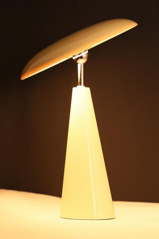 Audrey 33cm Beige Draagbare Van Eja - De geïntegreerde ledverlichting zorgt voor een aangenaam licht en de lamp is dimbaar, zodat u gemakkelijk de juiste sfeer in de kamer kunt creëren.