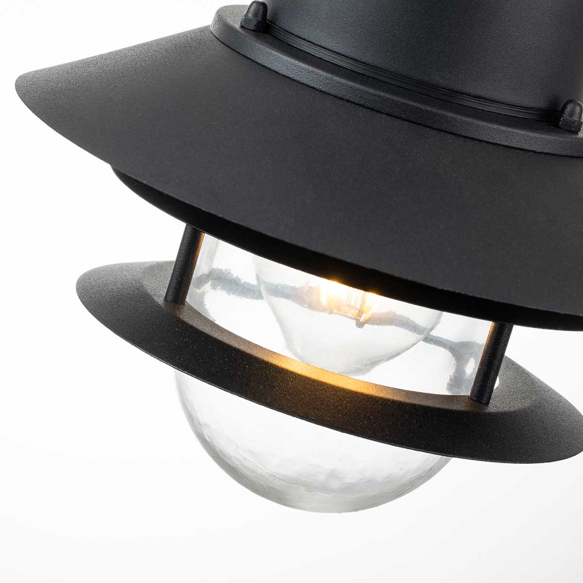 Copenhagen Ø22 Zwart Van Elstead Lighting - Tillverkad av rostfritt st&aring;l i svart finish och glas, erbjuder den en h&aring;llbar och v&auml;dert&aring;lig konstruktion som passar perfekt f&ouml;r entr&eacute;er, altaner och verandor.