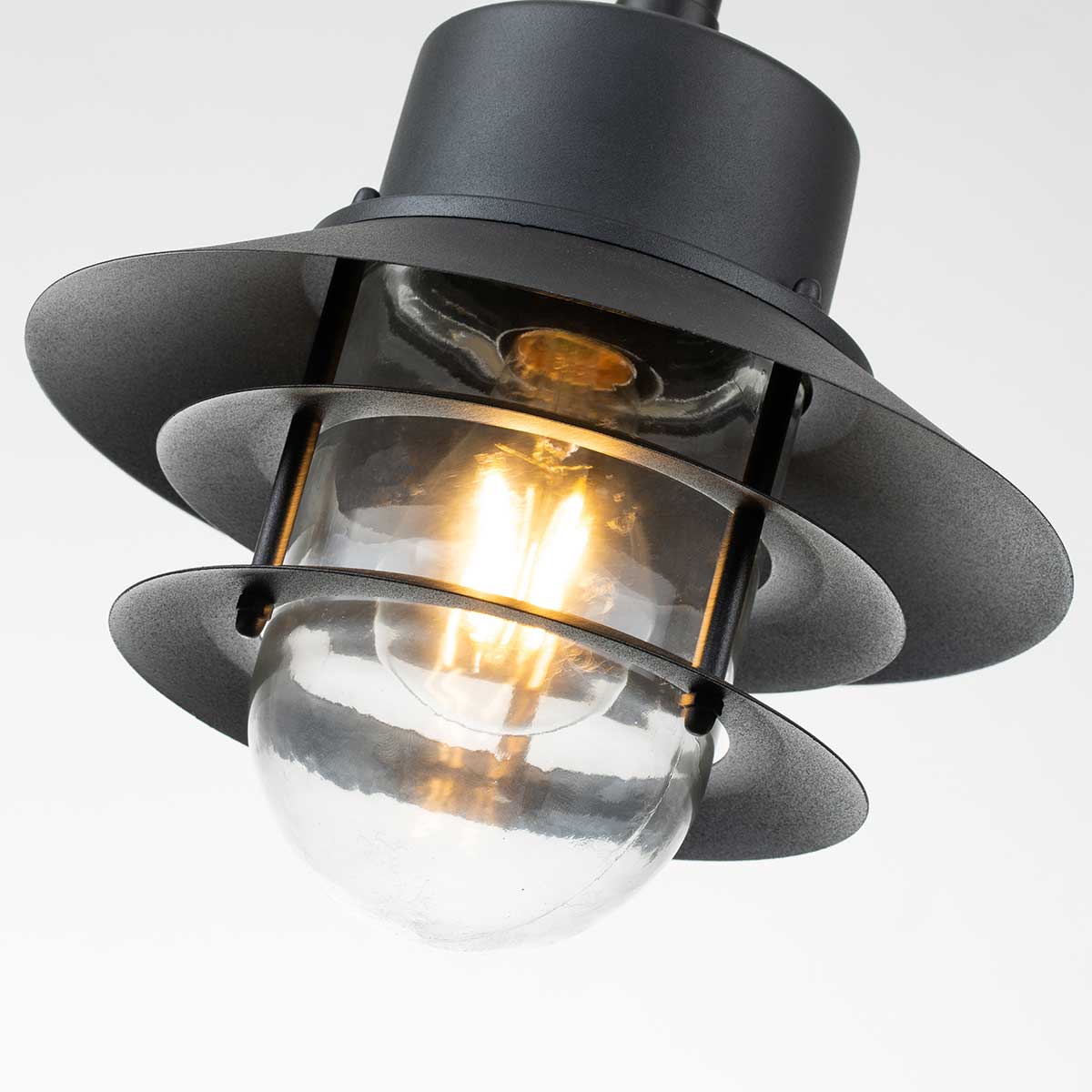 Copenhagen Ø22 Zwart Van Elstead Lighting - Tillverkad av rostfritt st&aring;l i svart finish och glas, erbjuder den en h&aring;llbar och v&auml;dert&aring;lig konstruktion som passar perfekt f&ouml;r entr&eacute;er, altaner och verandor.