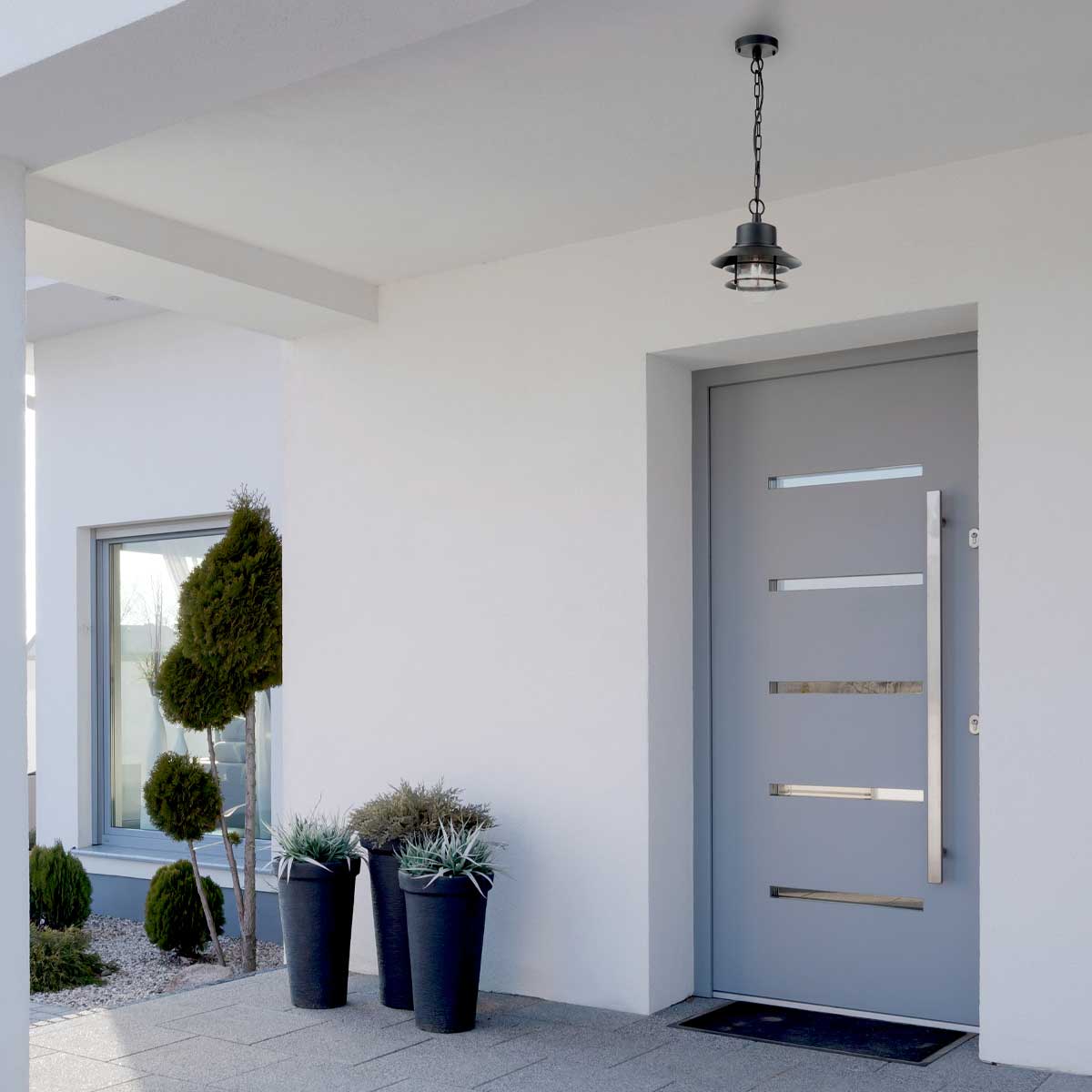 Copenhagen Ø22 Zwart Van Elstead Lighting - Tillverkad av rostfritt st&aring;l i svart finish och glas, erbjuder den en h&aring;llbar och v&auml;dert&aring;lig konstruktion som passar perfekt f&ouml;r entr&eacute;er, altaner och verandor.