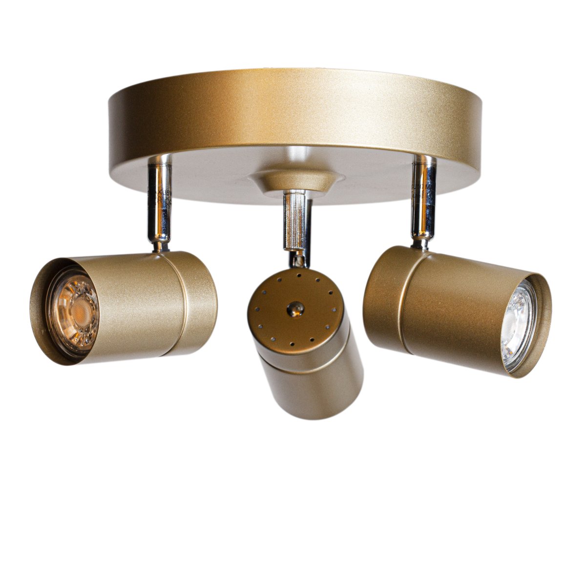 Correct 3 Goud spot Van By Rydéns - Correct plafondspot 3-laags heeft een ruim plafondkap- en haaksysteem voor eenvoudige installatie en de spots zijn, zoals gezegd, richtbaar om u een op maat gemaakt licht te bieden.