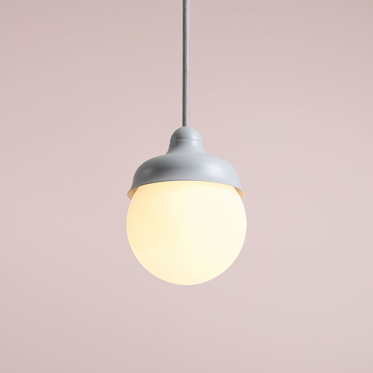Wave Ø17 Blauw hanglamp Van Artera - Wave is een moderne hanglamp met een retrodesign, gemaakt van metaal en opaalglas.