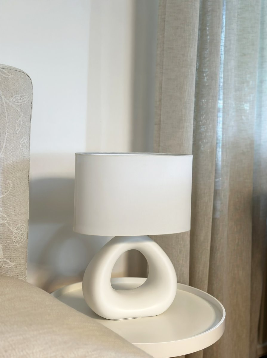 Eleni 35cm Natuurlijk wit tafellamp Van Aneta Lighting - Het ontwerp maakt het een perfecte aanvulling op alles, van de woonkamer tot de slaapkamer, waar het zowel opgaat in de omgeving als opvalt.