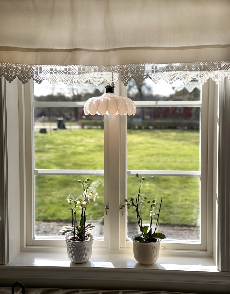 Sofia Ø25 Zwart en wit raamlamp Van Aneta Lighting - Creëert een decoratief lichtpunt in het raam dat bijdraagt aan een uitnodigende en gezellige sfeer.