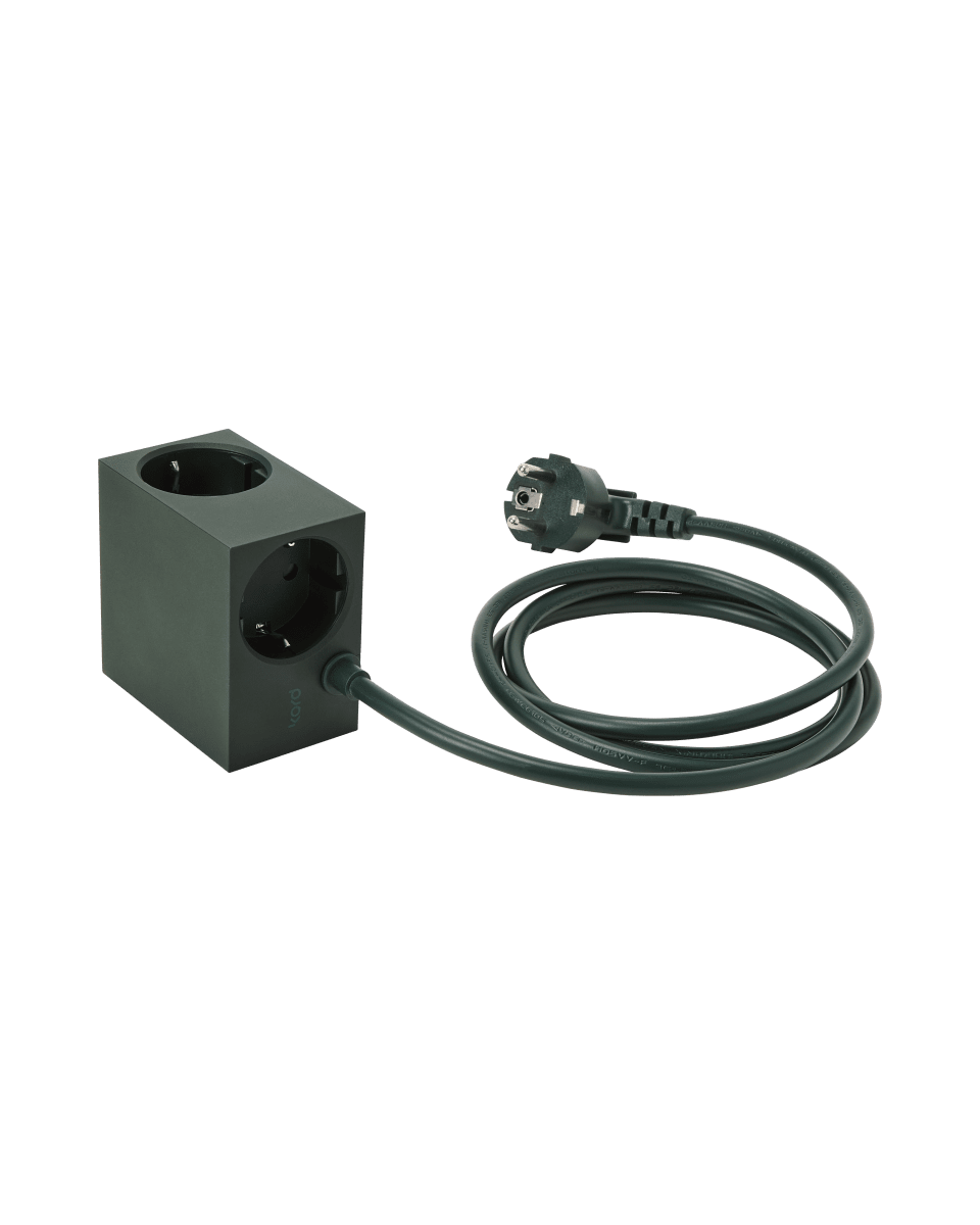 Cuboid Donkergroen Van Kord - Meerdere montagemogelijkheden - Bevestig direct op metalen oppervlakken met de magnetische zijkanten, gebruik de meegeleverde wrijvingsvlakhouder voor een stabiele plaatsing op tafel of bevestig hem aan de muur met 3M-tape voor een discreet en gemakkelijk bereikbaar stopcontact.