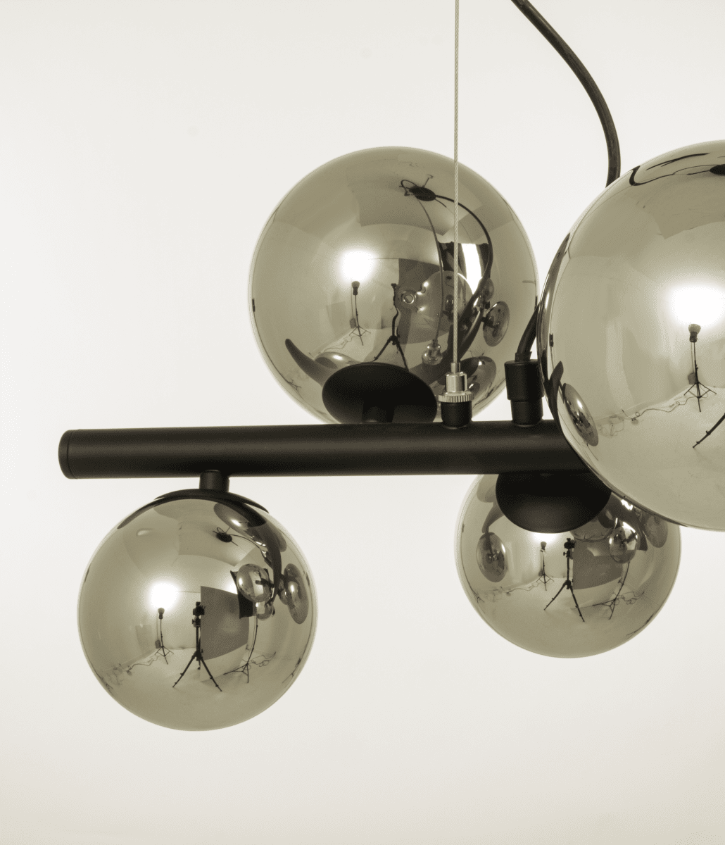 Molekyl 58cm Rookgrijs hanglamp Van Aneta Lighting - MOLEKYL moderne stijlvolle plafondlamp in zwart gelakt metaal met 7 rookglazen kappen in twee kleuren.