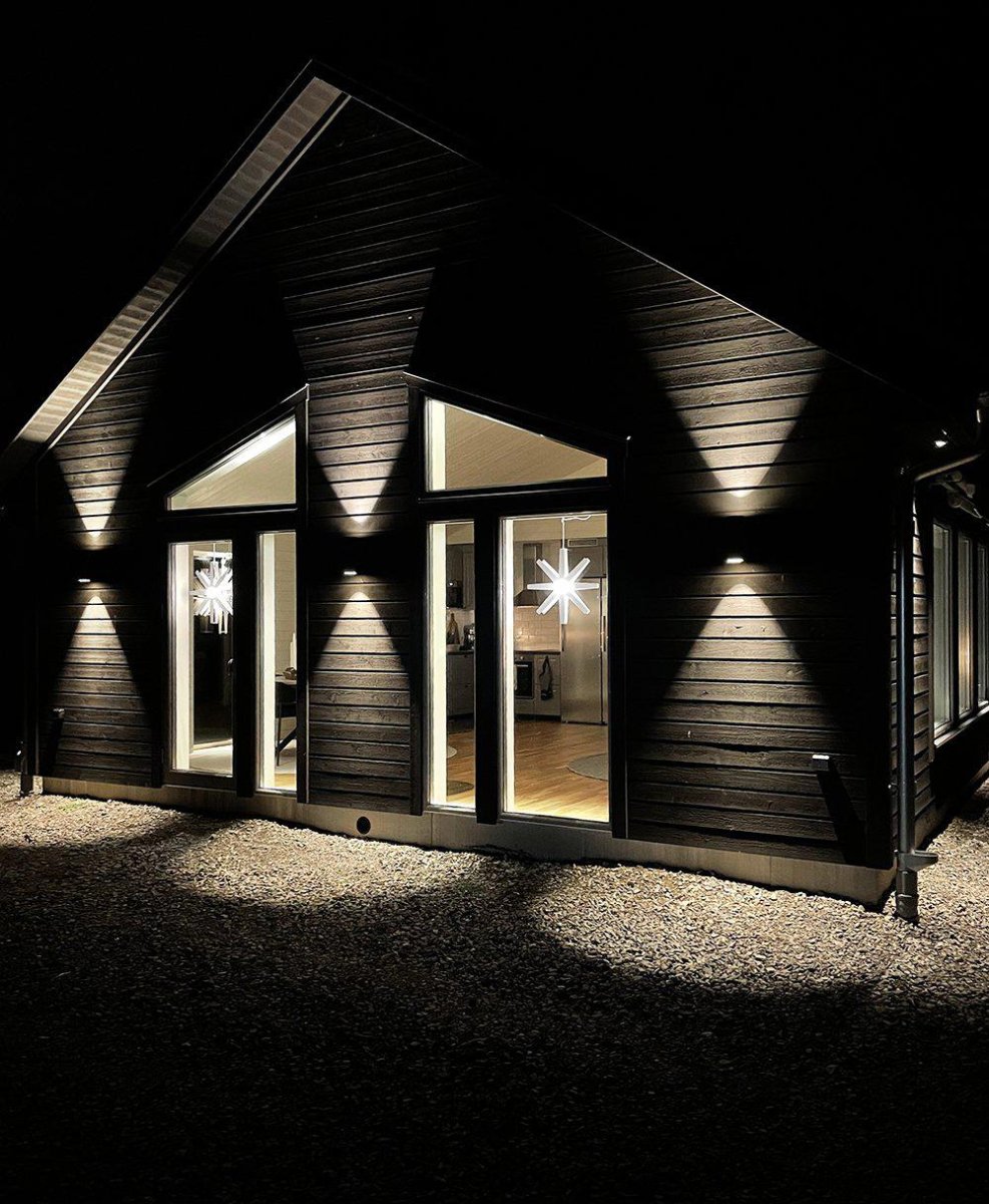 Wally Double Donkergrijs buitenlamp Van Designlight - De armatuur is gemaakt van gepoedercoat aluminium en afgewerkt met een speciale scheurbestendige verf van Akzo Nobel om bestand te zijn tegen de elementen.
