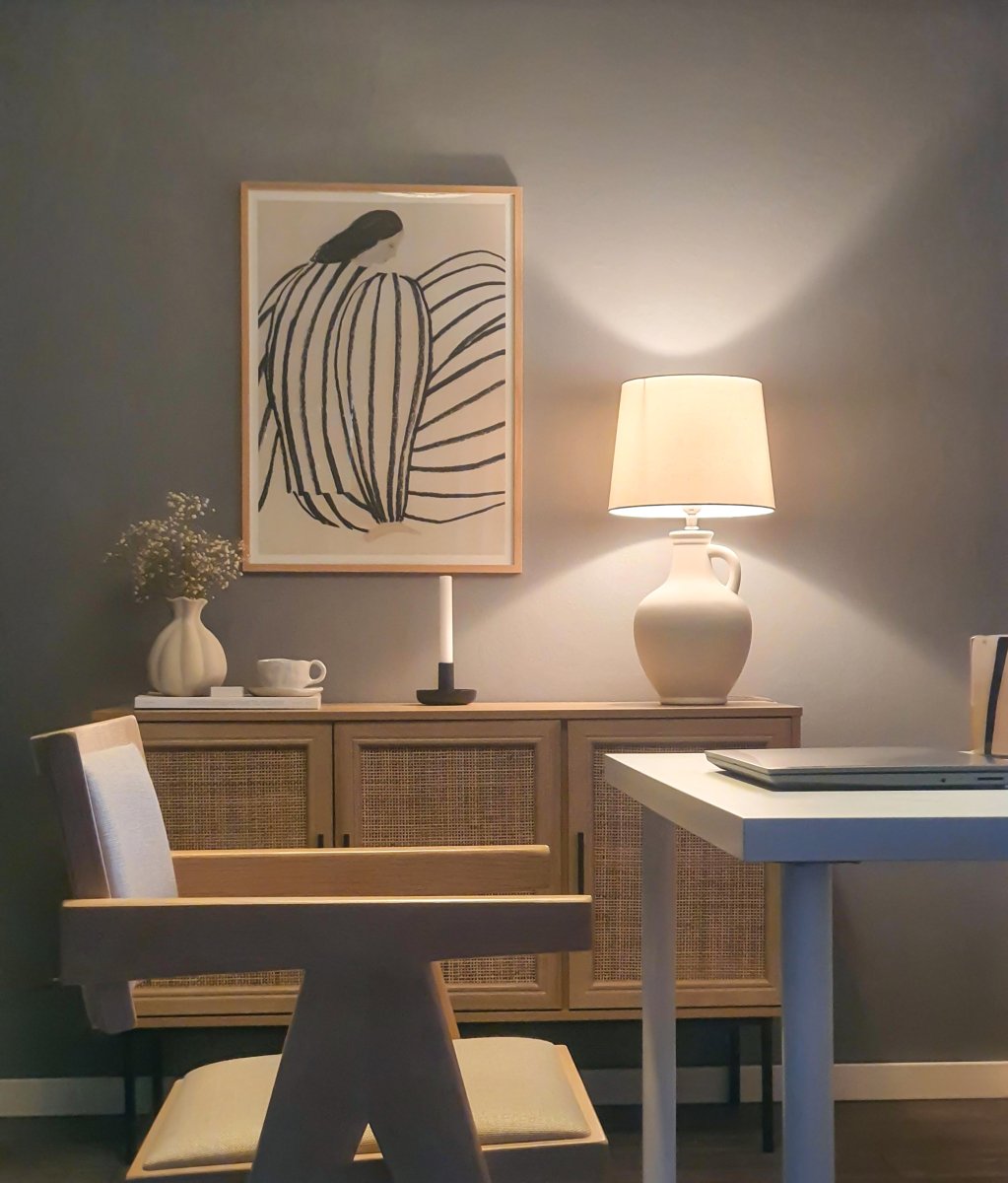 Athena 58cm Natuurlijk wit tafellamp Van Aneta Lighting - Met een gebogen keramische basis in de vorm van een antieke kan, voegt het een rustieke toets toe aan uw huis.