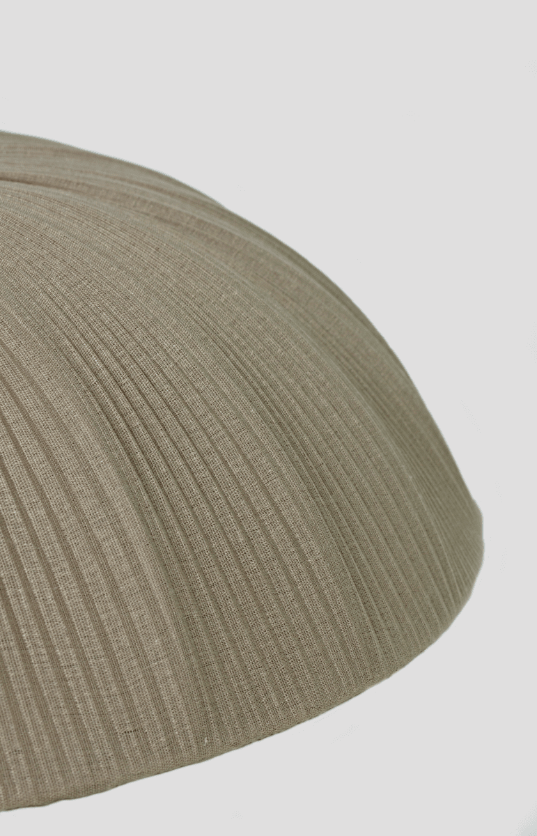 Lady Ø45 Grijs plafondlamp Van Aneta Lighting - De combinatie van het warme groene textiel en de messing details geeft de lamp een stijlvolle en tijdloze uitstraling.