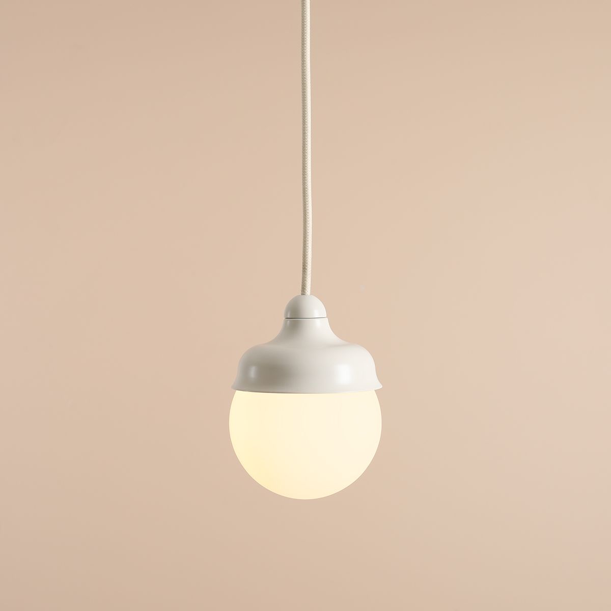 Wave Ø17 Crèmewit hanglamp Van Artera - De witte tint in combinatie met de cr&egrave;mewitte details cre&euml;ert harmonie en zorgt, naast dat het zorgt voor een goede verlichting, voor een stijlvol interieurdetail in huis.