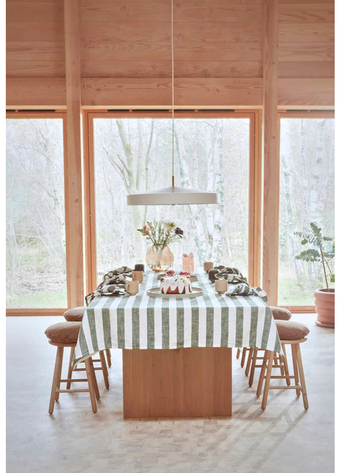 Hatto Ø65 Wit hanglamp Van OYOY - De Hatto hanglamp in het wit heeft een stijlvol design met een matte afwerking, elegante messing details en een textielsnoer.