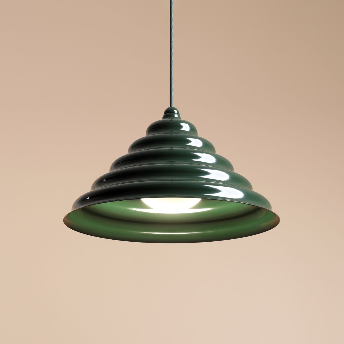Wave Ø36 Donkergroen hanglamp Van Artera - Wave is een moderne hanglamp met een retrodesign, waardoor het een veelzijdige lamp is die in elk huis past.