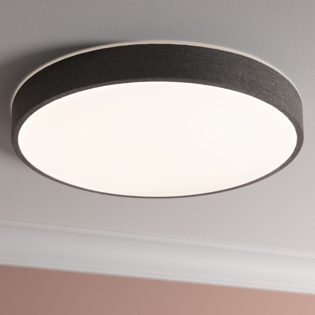 Filiz Ø50 Grijs plafondlamp Van Brilliant - Met de meegeleverde afstandsbediening kunt u eenvoudig de helderheid dimmen en de kleurtemperatuur aanpassen van wit licht (3000K) tot koel wit licht (6500K) om de juiste sfeer te cre&euml;ren voor elke gelegenheid.