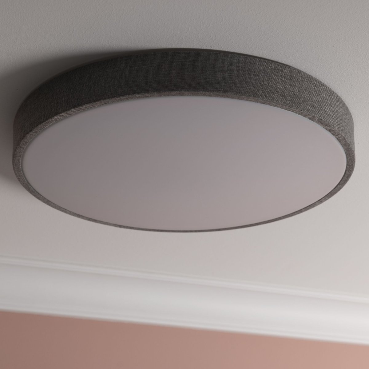 Filiz Ø50 Grijs plafondlamp Van Brilliant - Met de meegeleverde afstandsbediening kunt u eenvoudig de helderheid dimmen en de kleurtemperatuur aanpassen van wit licht (3000K) tot koel wit licht (6500K) om de juiste sfeer te cre&euml;ren voor elke gelegenheid.