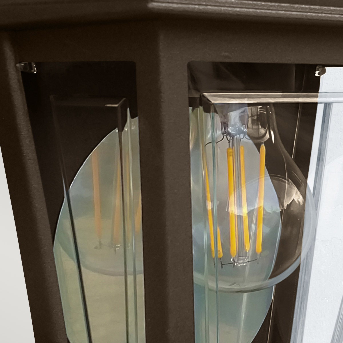 Deco Lane 32cm Bronzen buitenlamp Van Elstead Lighting - Gemaakt van bronskleurig aluminium en polycarbonaat, het is lichtgewicht maar robuust en weerbestendig en gaat lang mee.