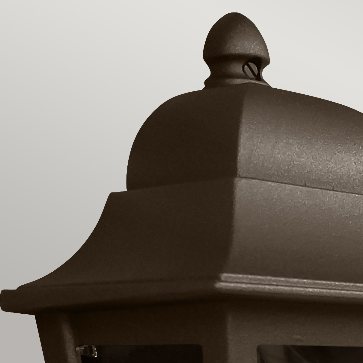 Deco Lane 32cm Bronzen buitenlamp Van Elstead Lighting - Gemaakt van bronskleurig aluminium en polycarbonaat, het is lichtgewicht maar robuust en weerbestendig en gaat lang mee.