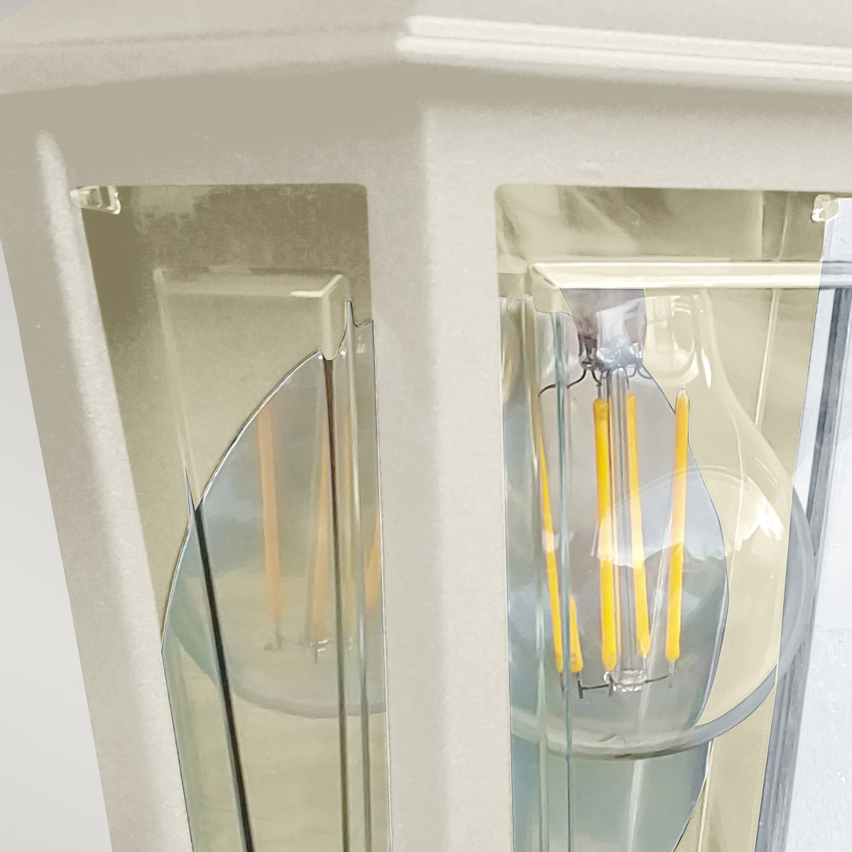 Deco Lane 32cm Beige buitenlamp Van Elstead Lighting - Gemaakt van crèmekleurig aluminium en polycarbonaat, het is lichtgewicht maar robuust en weerbestendig en gaat lang mee.