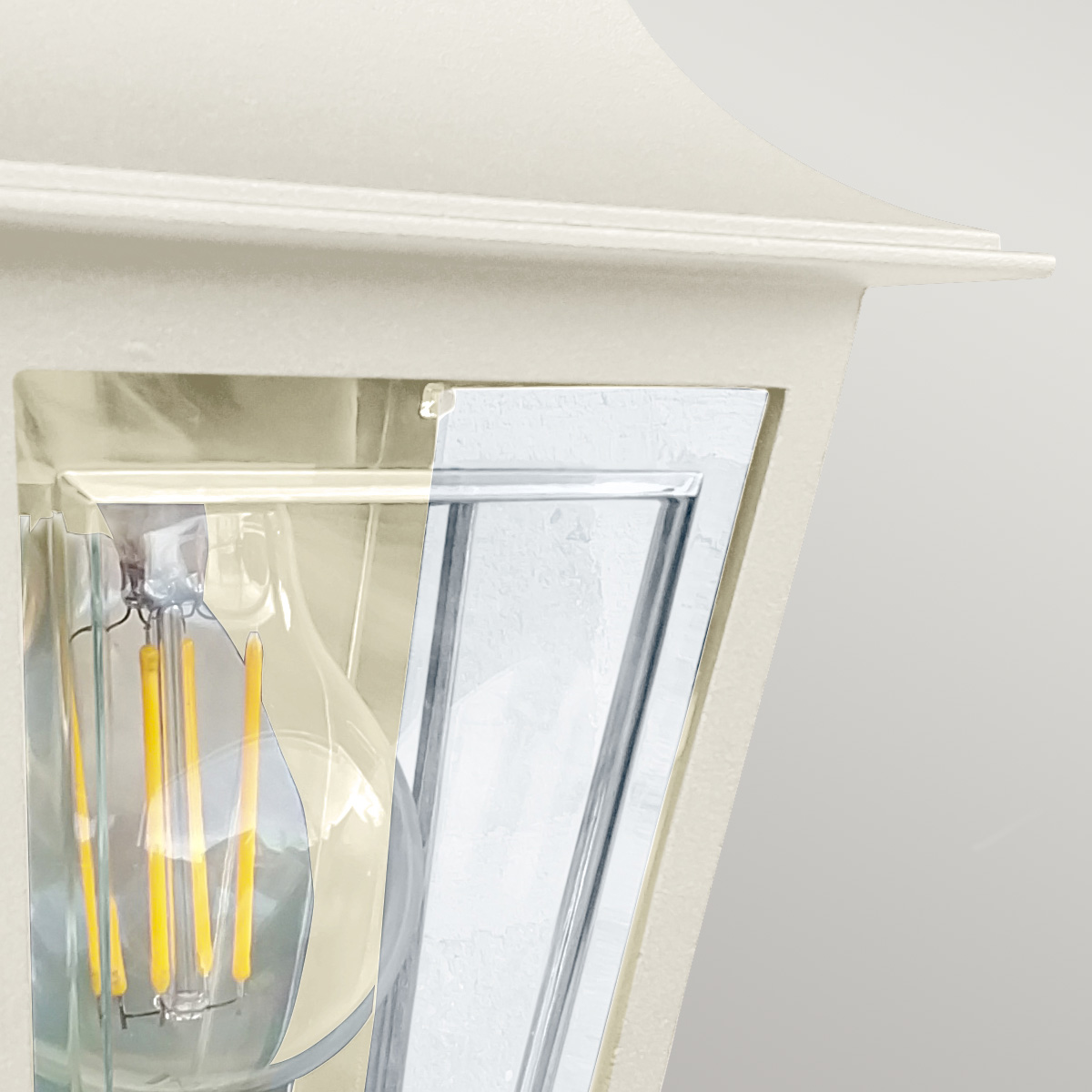 Deco Lane 32cm Beige buitenlamp Van Elstead Lighting - Gemaakt van crèmekleurig aluminium en polycarbonaat, het is lichtgewicht maar robuust en weerbestendig en gaat lang mee.