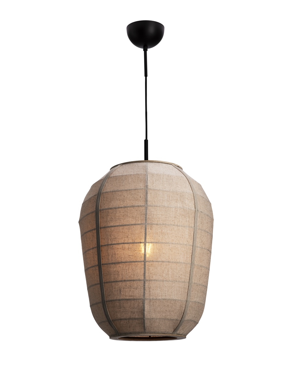 Delino Ø40 Beige hanglamp Van By Rydéns - Het frame van essenhout en de decoratieve rotan details geven de lamp een warme en harmonieuze uitstraling.