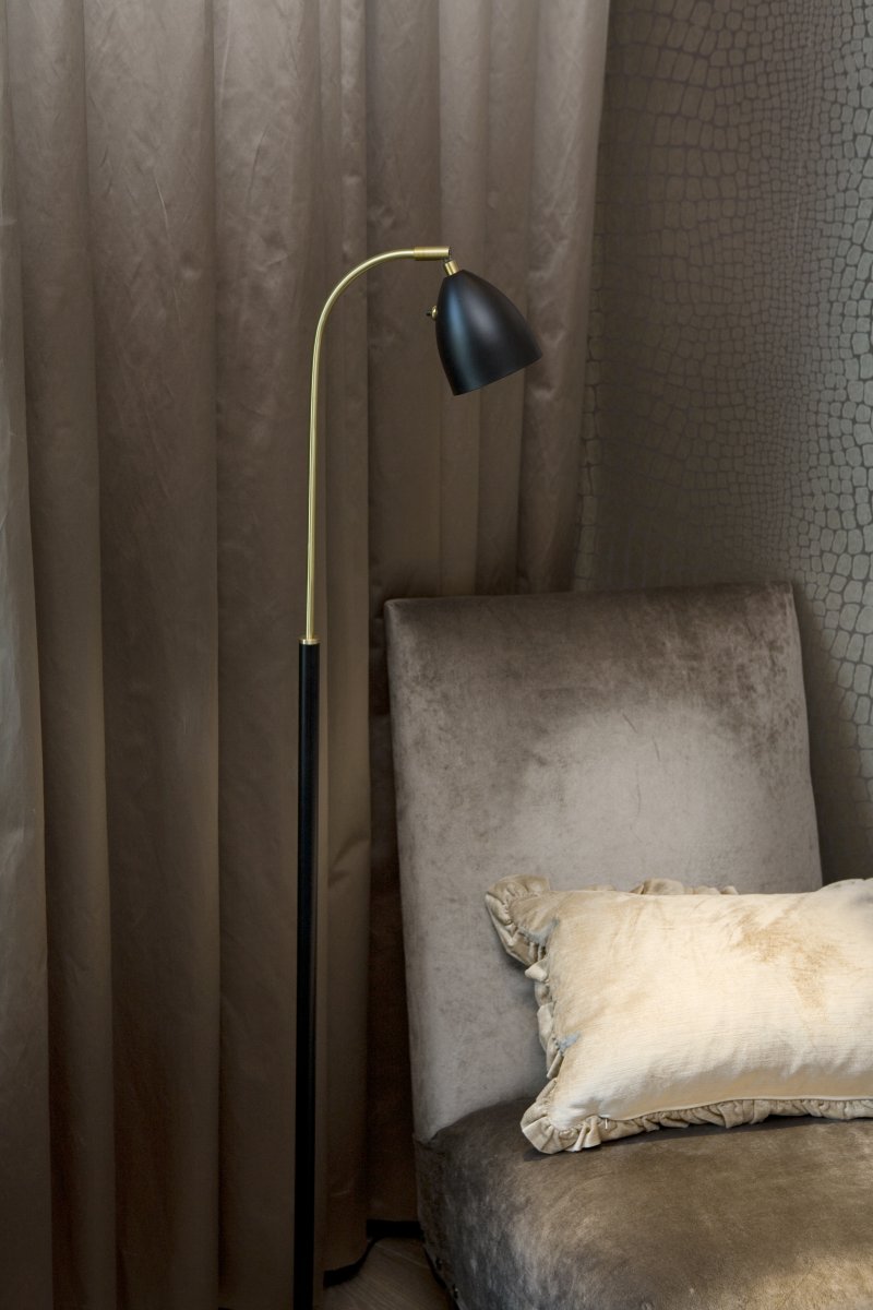 Deluxe Zwart/messing vloerlamp Van Belid - De combinatie van zwart en messing geeft de lamp een luxe uitstraling en een moderne touch die het interieur opfleurt.