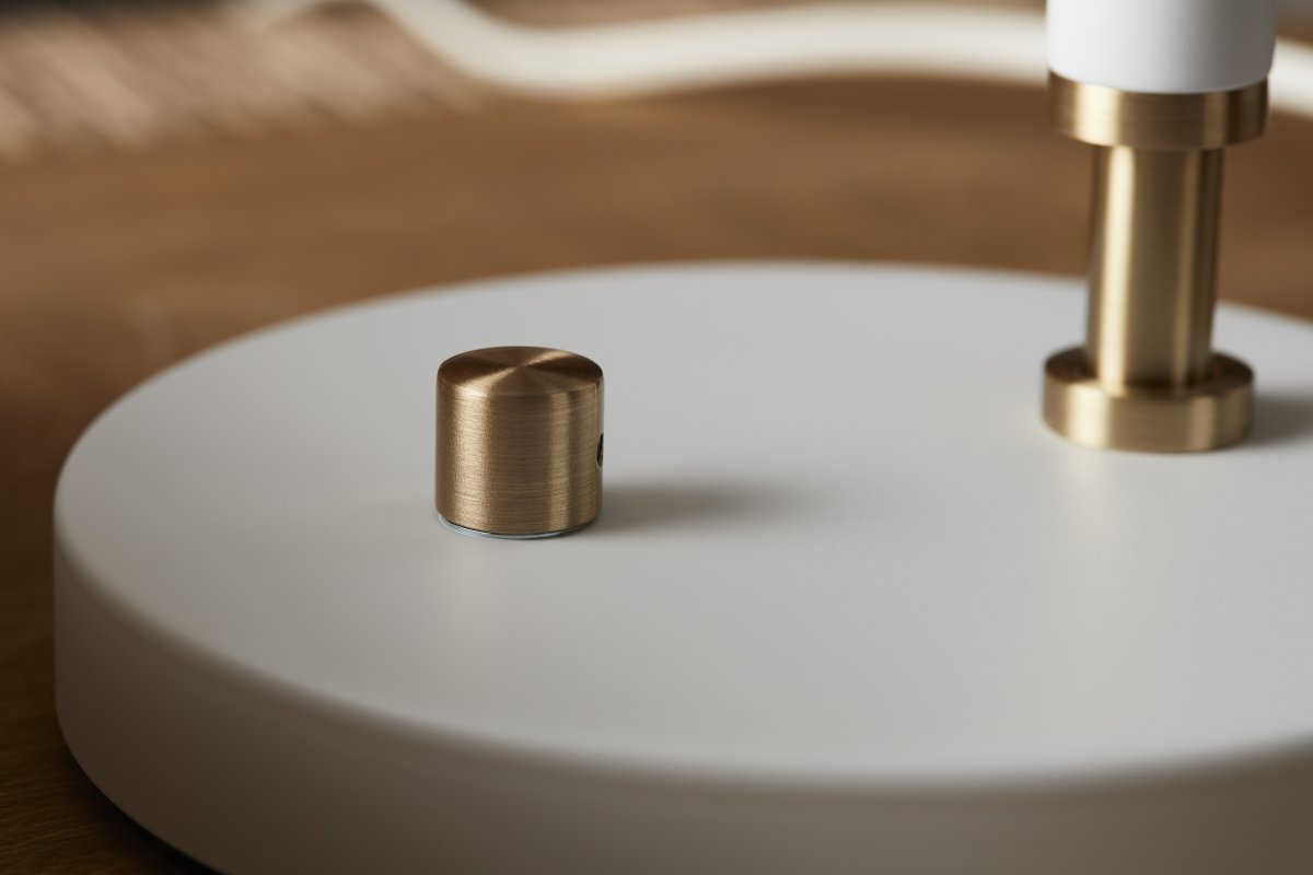 Deluxe 50cm Wit bureaulamp Van Belid - De lamp geeft een aangenaam licht en heeft een verstelbare spot en een dimmer om de helderheid naar wens aan te passen.