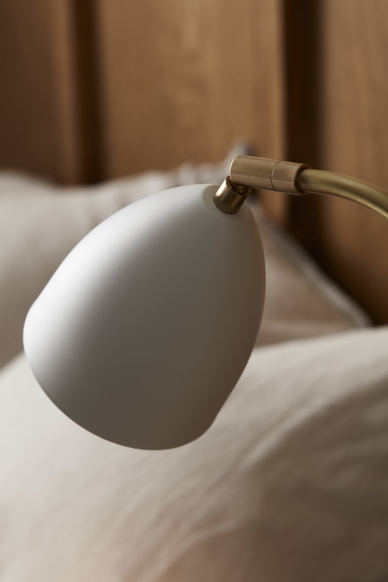Deluxe 50cm Wit bureaulamp Van Belid - De lamp geeft een aangenaam licht en heeft een verstelbare spot en een dimmer om de helderheid naar wens aan te passen.