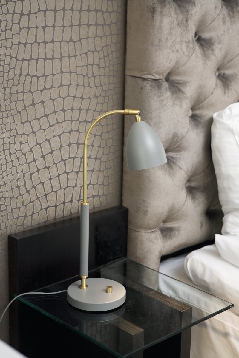 Deluxe 50cm Grijs bureaulamp Van Belid - De lamp geeft een aangenaam licht, heeft een beweegbare kap en een dimfunctie.