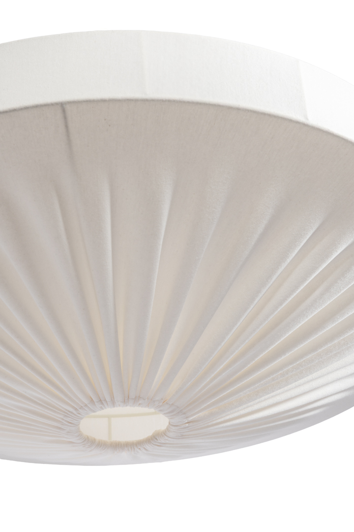Alba Lampenkap Excl. Ophanging Ø58 Wit hanglamp Van Alde & Lind - Alba is een zachte en decoratieve lampenkap met een metalen frame en een witte, elastische jersey stof.