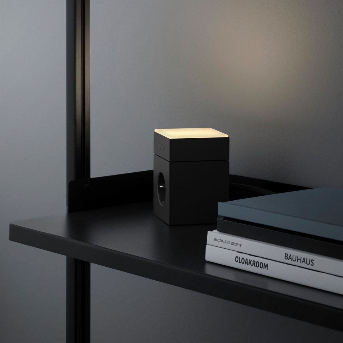 LAMP 1 - EU Zwart Van Avolt - Deze handige kleine lamp kan direct in het stopcontact (230V) worden gestoken en is perfect als nachtlampje of sfeerverlichting in de hal, slaapkamer of andere ruimtes waar u een zacht licht wilt.