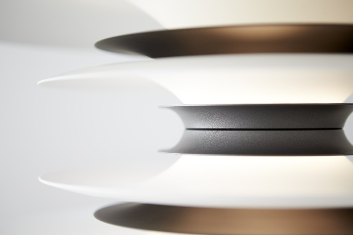 Diablo Ø50 Oxidegrijs hanglamp Van Belid - De hanglamp verspreidt een aangenaam, gedempt licht en komt net zo goed tot zijn recht boven de eettafel als in andere ruimtes in huis waar u stijl en functionaliteit wilt combineren.
