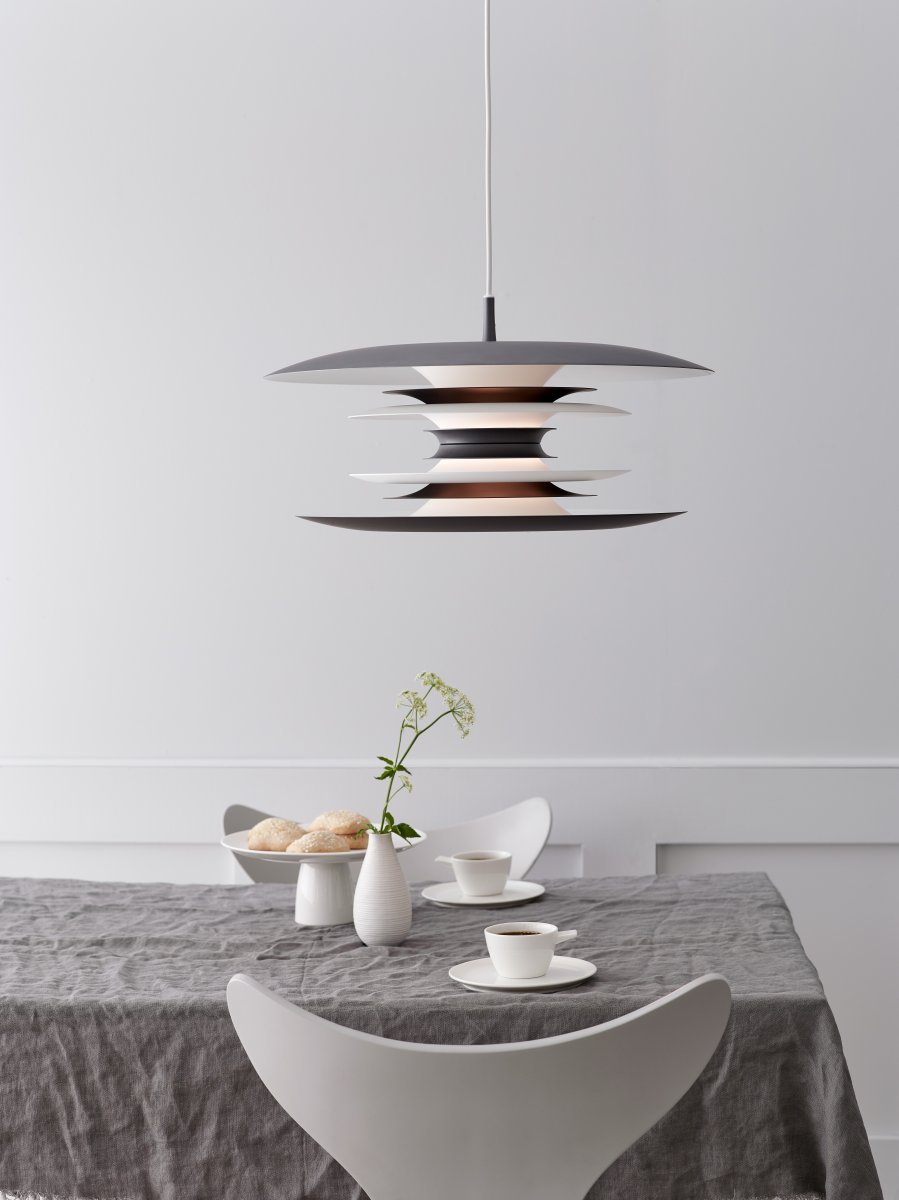 Diablo Ø50 Oxidegrijs hanglamp Van Belid - De hanglamp verspreidt een aangenaam, gedempt licht en komt net zo goed tot zijn recht boven de eettafel als in andere ruimtes in huis waar u stijl en functionaliteit wilt combineren.