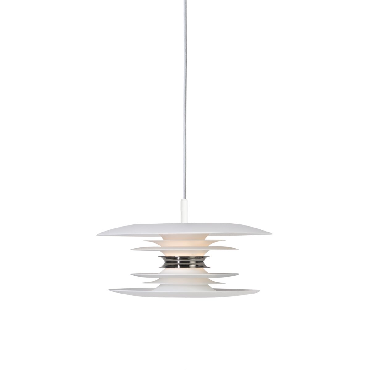 Diablo Ø30 Wit/chroom hanglamp Van Belid - De hanglamp verspreidt een aangenaam, gedempt licht en komt net zo goed tot zijn recht boven de eettafel als in andere ruimtes in huis waar u stijl en functionaliteit wilt combineren.