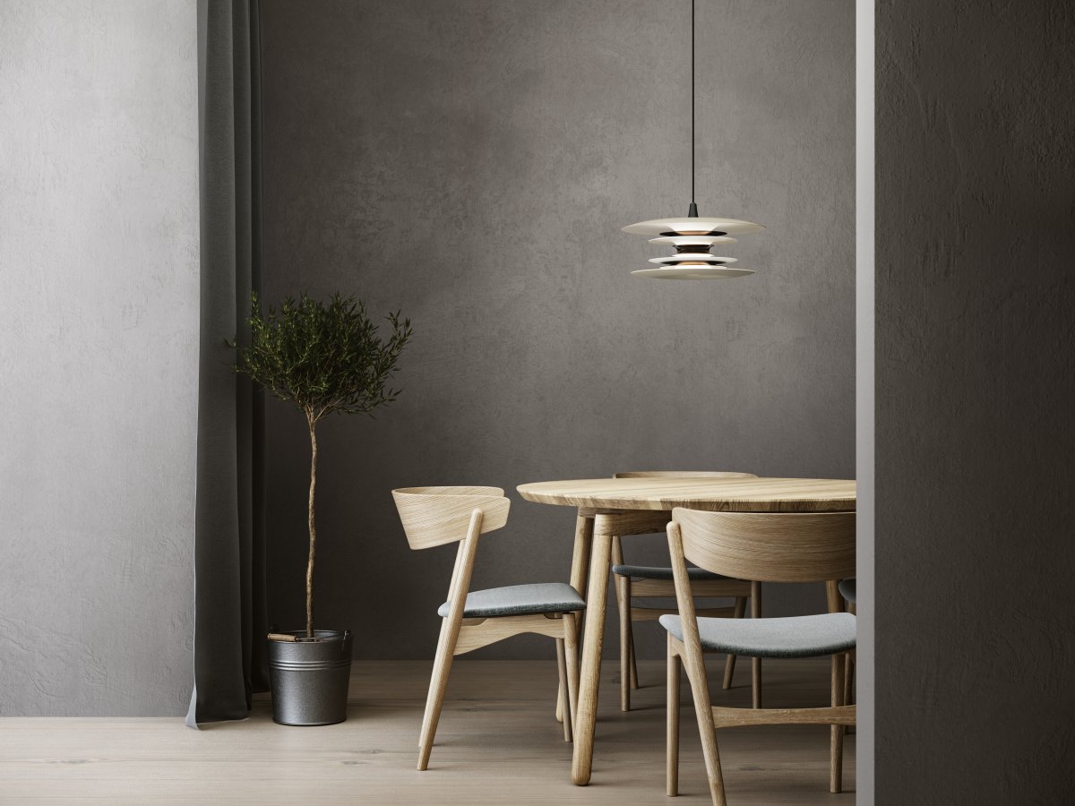 Diablo Ø40 Zand/brons hanglamp Van Belid - De hanglamp verspreidt een aangenaam, gedempt licht en komt net zo goed tot zijn recht boven de eettafel als in andere ruimtes in huis waar u stijl en functionaliteit wilt combineren.