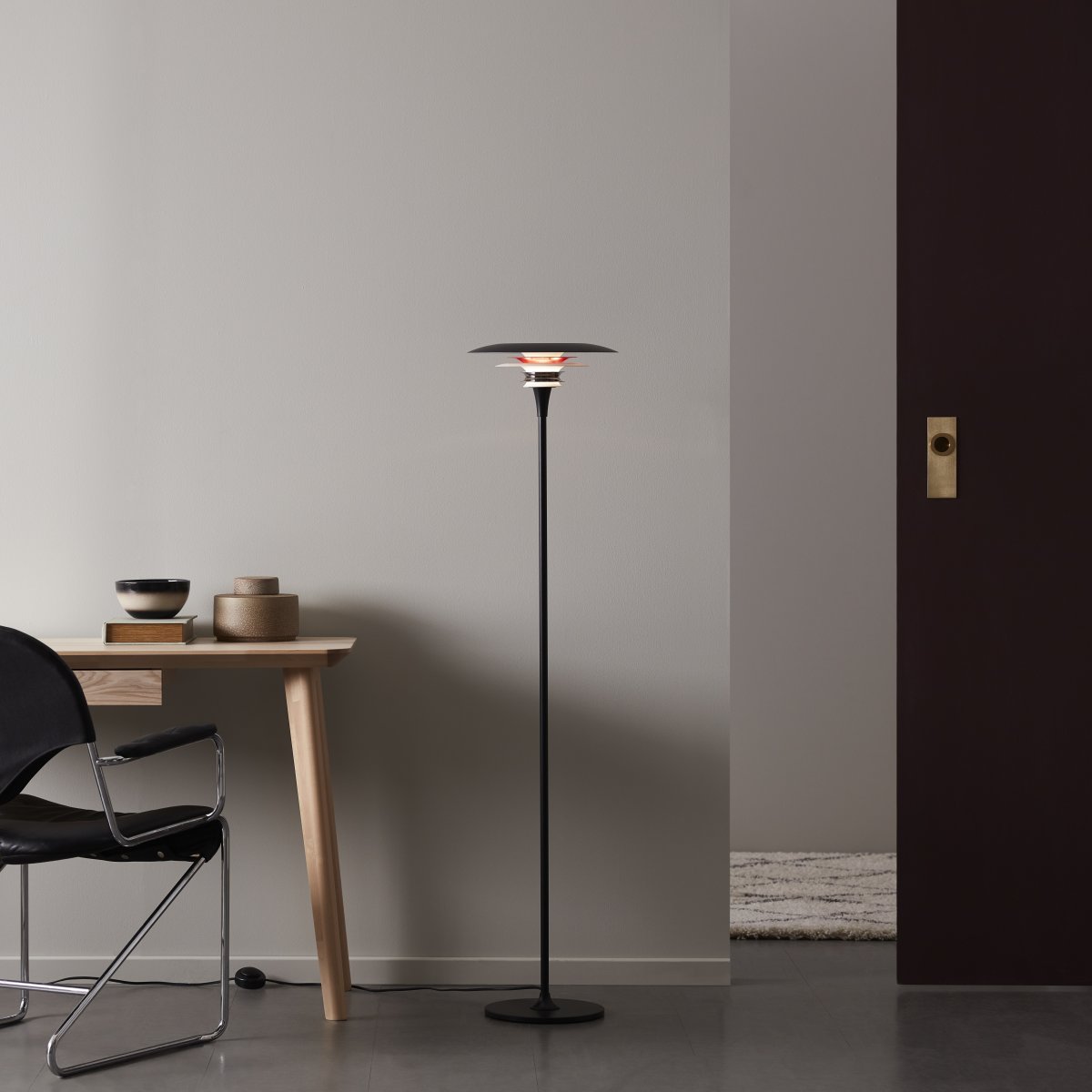 Diablo Ø30 Zwart/rood vloerlamp Van Belid - De lamp is verkrijgbaar in diverse kleurencombinaties, met name in een opvallende mix van matzwart en glanzend rood, wat zorgt voor een moderne en tegelijkertijd dramatische uitstraling.