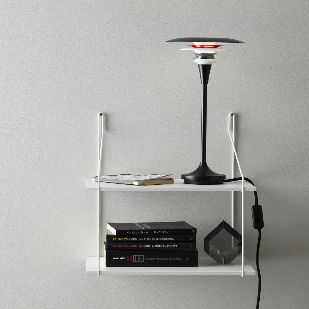 Diablo 35cm Mat zwart/rood tafellamp Van Belid - De lamp is verkrijgbaar in verschillende kleuren, wat samen met het unieke design een uniek detail in het interieur oplevert.