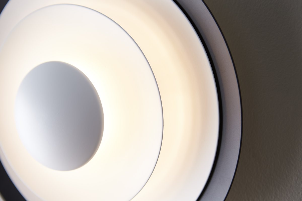 Diablo Ø40 Zwart wandlamp Van Belid - Diablo is een exclusieve wandlamp van hoogwaardig metaal met een zeer aangenaam lichtpatroon.