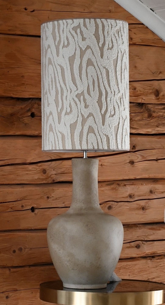 Dilbar 54cm Sand lampenvoet Van Hallbergs - Dilbar lampfot &auml;r tillverkad i keramik och har en mjuk sandgr&aring; f&auml;rg som ger ett varmt och stilrent uttryck.