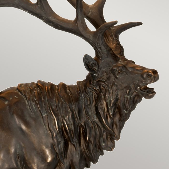 Angus 80cm Bronzen tafellamp Van Elstead Lighting - De lampvoet is versierd met een groot hertenbeeldje in een donkerbronskleurige afwerking met een prachtige patina, wat een rustieke en exclusieve uitstraling geeft.