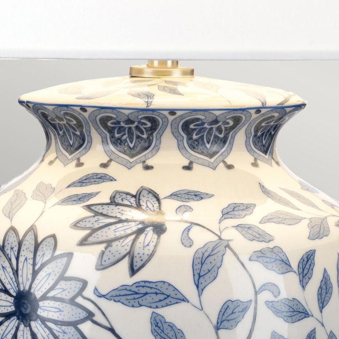 Ying 65cm Blauw tafellamp Van Elstead Lighting - Vacker bordslampa med dekorativt bl&aring;tt och vitt m&ouml;nster p&aring; porslinbasen med en m&ouml;rk tr&auml;bas och satin-nickeldetaljer.