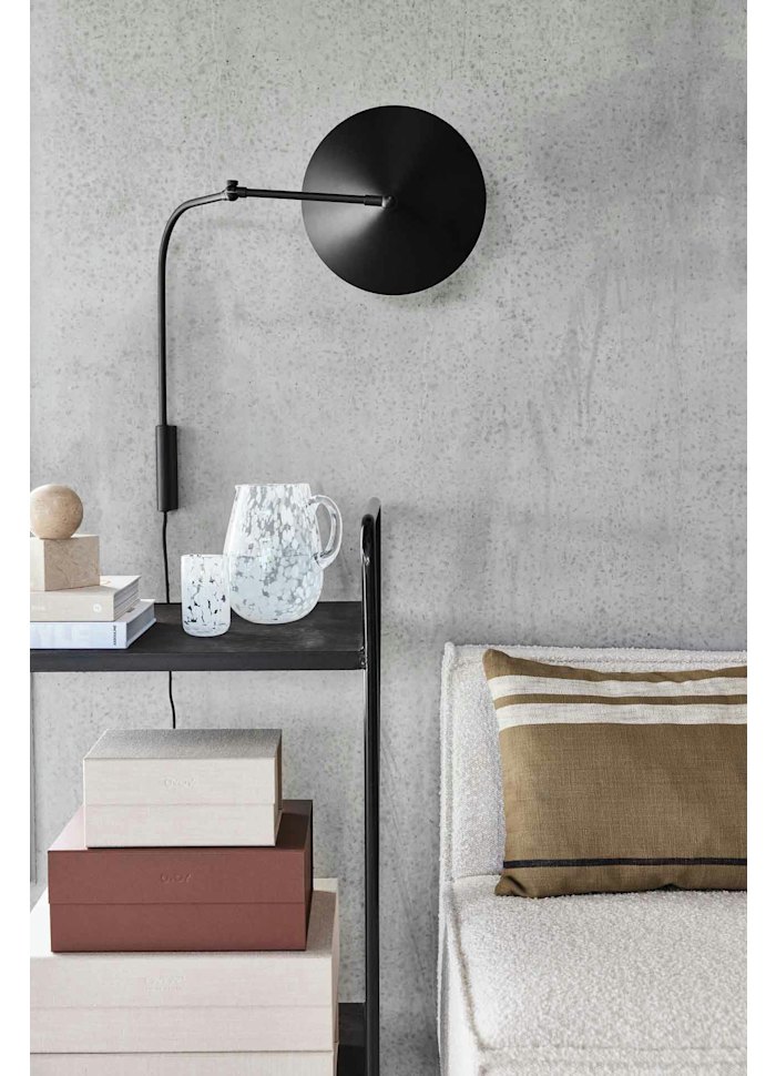 Kasa 60cm Zwart wandlamp Van OYOY - Door de elegante vorm past de lamp in elk interieur en geeft hij de kamer karakter en stijl.