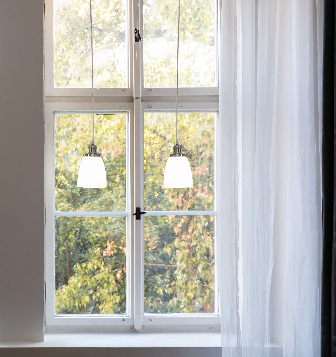 Niki Ø14 Wit raamlamp Van Aneta Lighting - Niki is een eenvoudige en stijlvolle hangende raamlamp die met zijn chromen details een huiselijke sfeer aan elke kamer geeft.