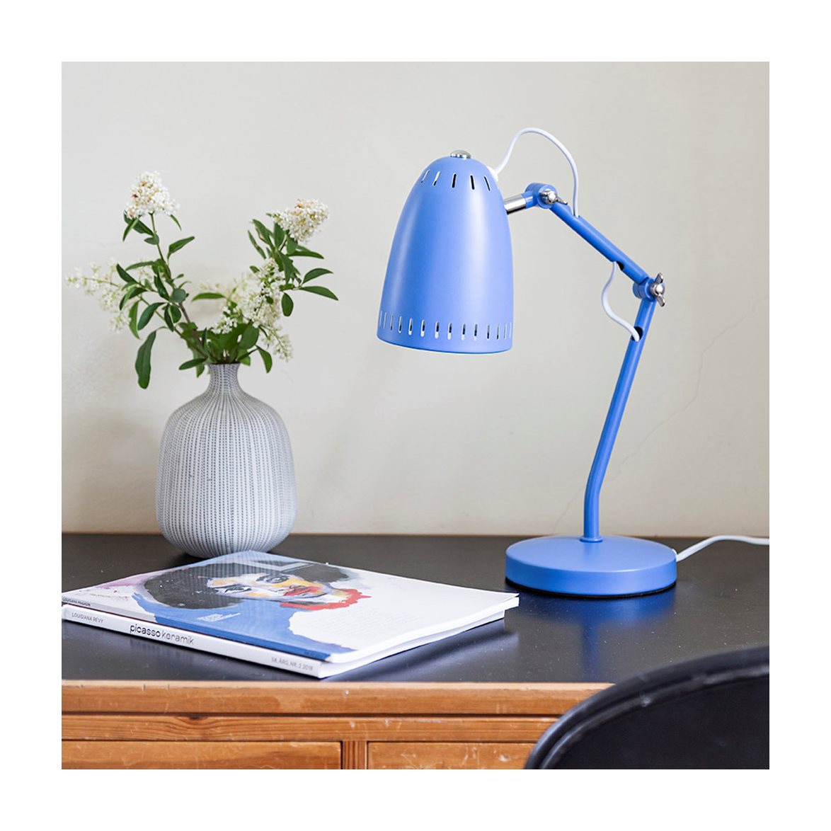 Dynamo 40cm Blauw bureaulamp Van Superliving - Met zijn opvallende bla&aring; De kleur en de verstelbare arm zorgen niet alleen voor een moderne uitstraling, maar ook voor optimale verlichting voor al uw taken.